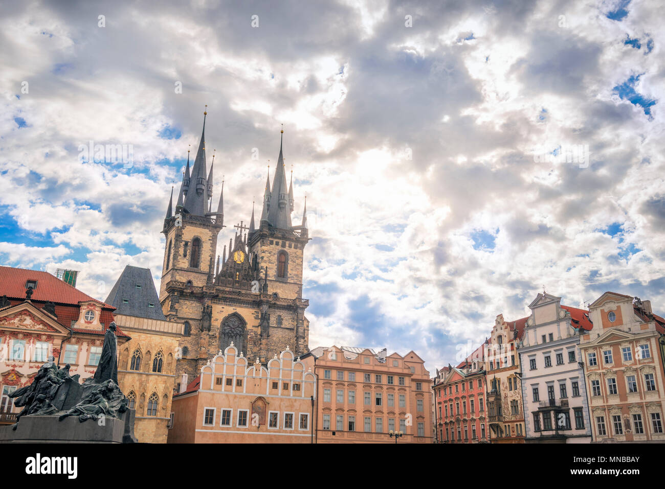 Architettura ceca nella Città Vecchia di Praga Città come la Chiesa di Nostra Signora di Tyn con le sue torri gotiche e altri edifici colorati. Foto Stock