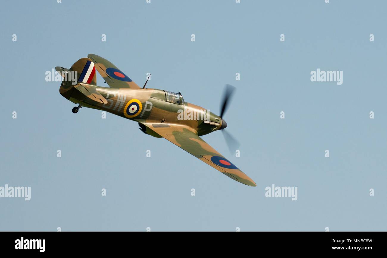 Hawker Hurricane P3717 superstite della Battaglia di Bretagna battenti a Shuttleworth Season premiere, celebrando il centenario della Royal Air Force Foto Stock