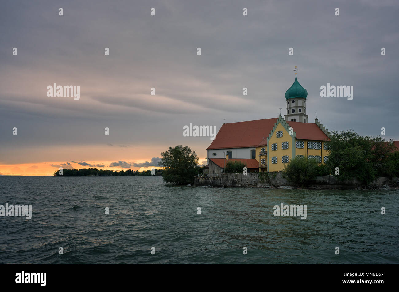 Il lago di Costanza - Wasserburg am Bodensee. Chiesa parrocchiale Sankt Georg. Wasserburg am Bodensee. Katholischer Pfarrkirche Sankt Georg. Foto Stock