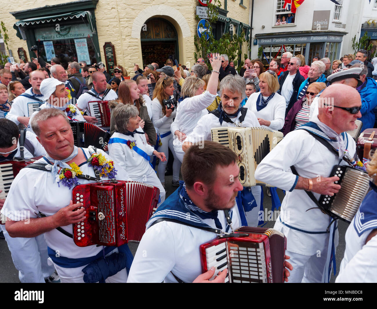 Giorno di maggio celebrazione tradizionale Cornwall Regno Unito Robert Taylor/Alamy Live News. Newquay, Cornwall, Regno Unito. Foto Stock