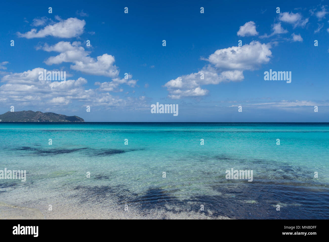 Mallorca, blu cielo sopra una perfetta acqua chiara di vacanza isola spagnola di spiaggia di sabbia Foto Stock