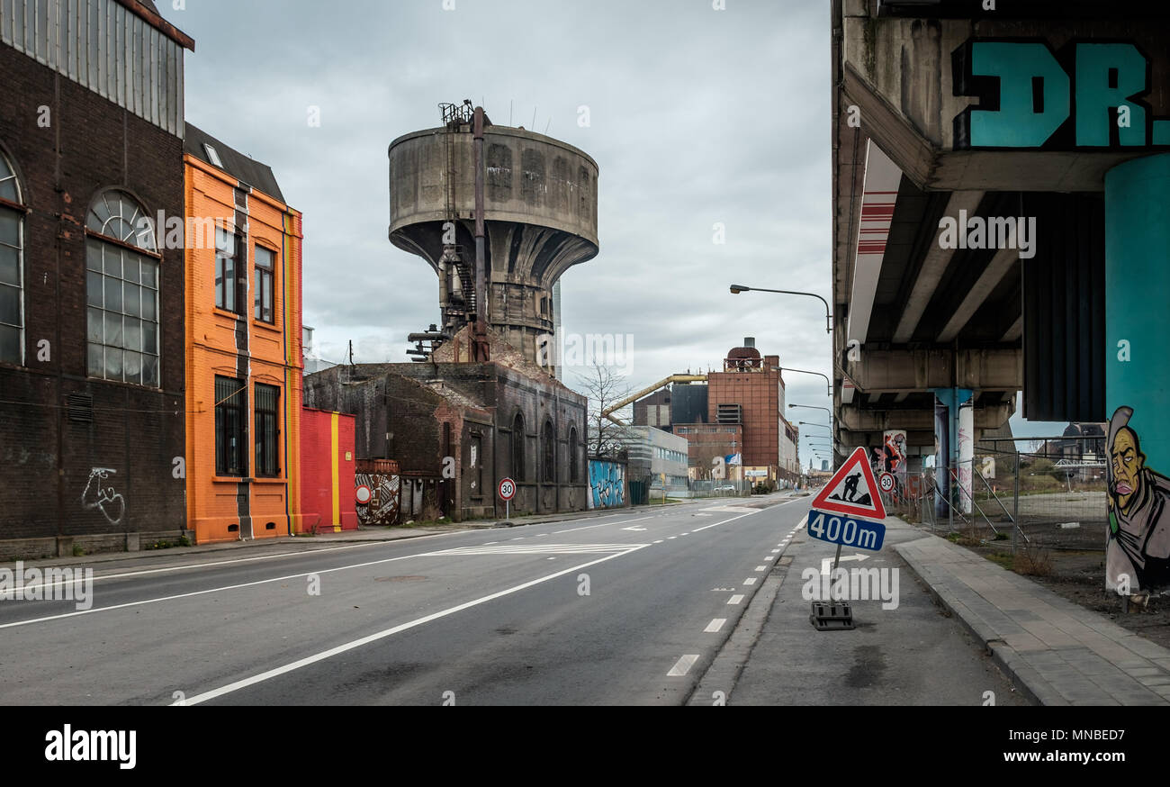 Vecchi siti industriali lungo la Route de Mons in Charleroi Belgio Foto Stock