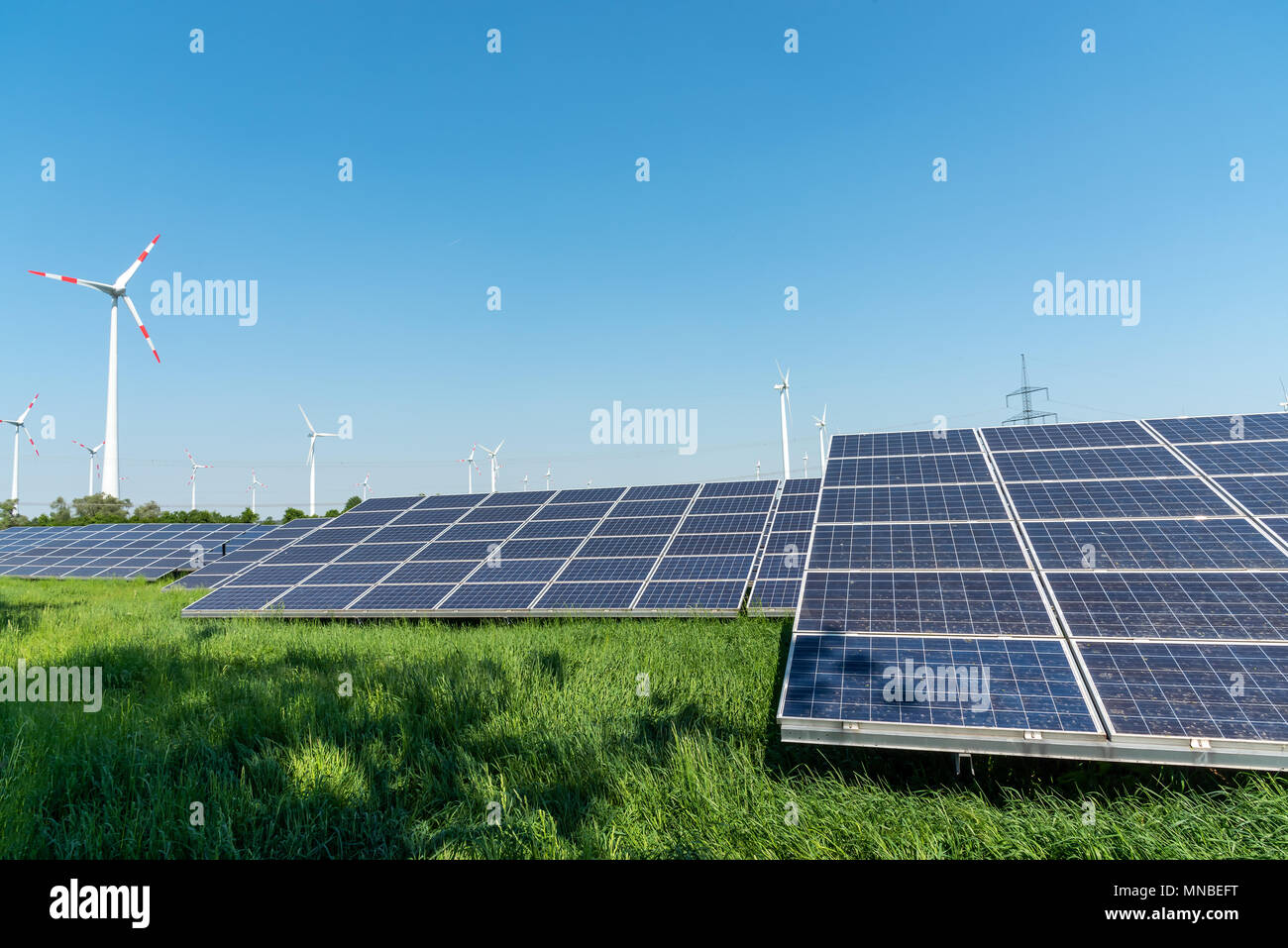 Generazione di energia da fonti rinnovabili e linee di trasmissione di potenza si vede in Germania Foto Stock