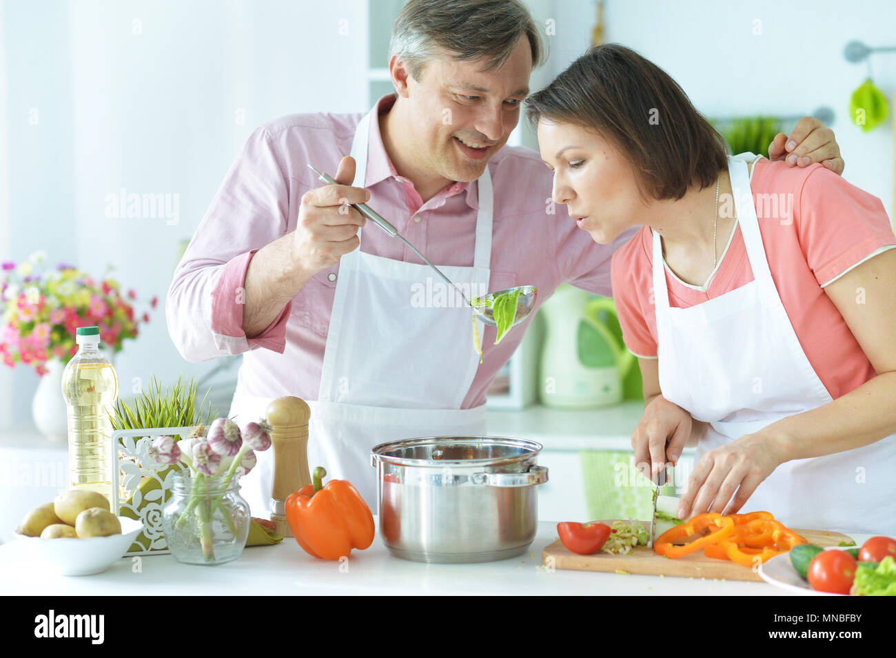 Il marito e la moglie di cucinare Foto Stock