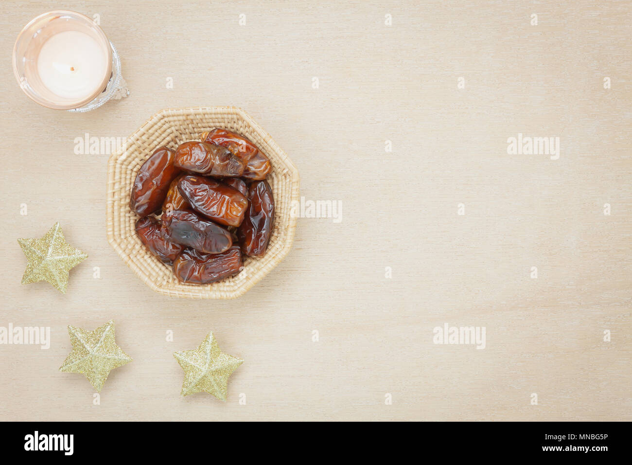 Table top visualizza immagine aerea di decorazione Ramadan Kareem holiday sfondo.piatto data di laici nel cestino di legno con stella gold & lanterna sul rustico moderno bro Foto Stock