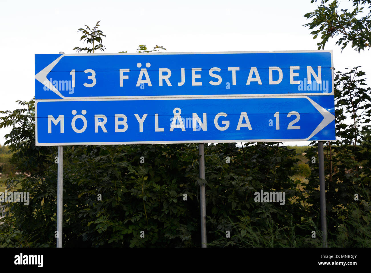 Cartello con le distanze per i due luoghi Farjestaden e Morbylana situato nella provincia svedese di Oland. Foto Stock