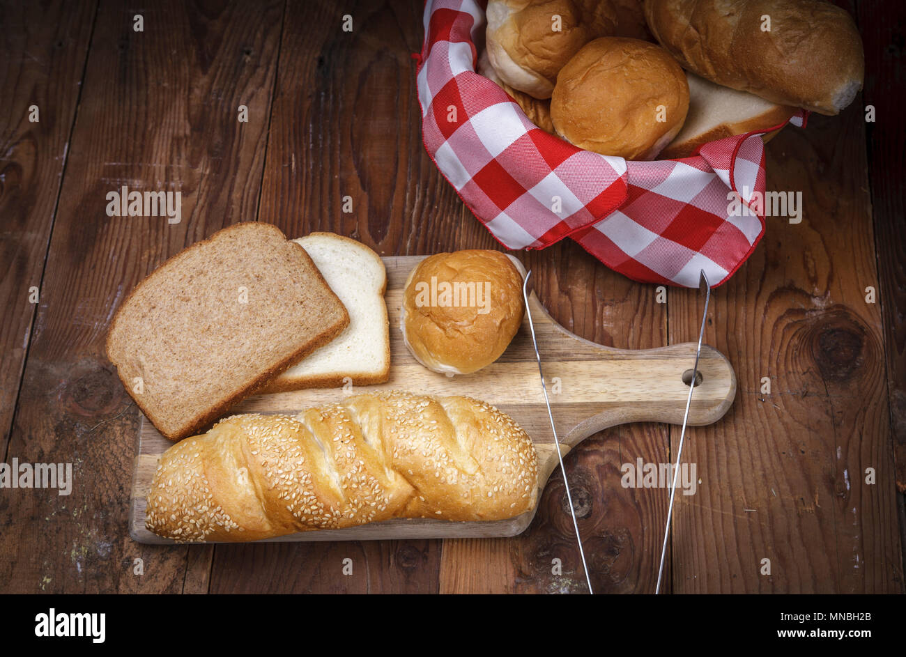 Una panoramica di vari tipi di pane su un tagliere. Foto Stock