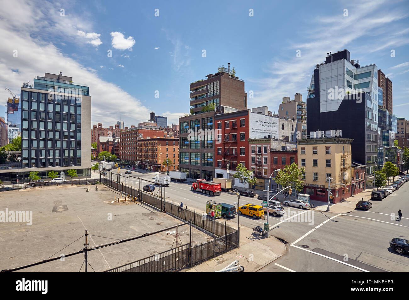 La città di New York, Stati Uniti d'America - 02 Giugno 2017: West 18th Street e 10th Avenue intersezione visto dalla linea alta. Foto Stock