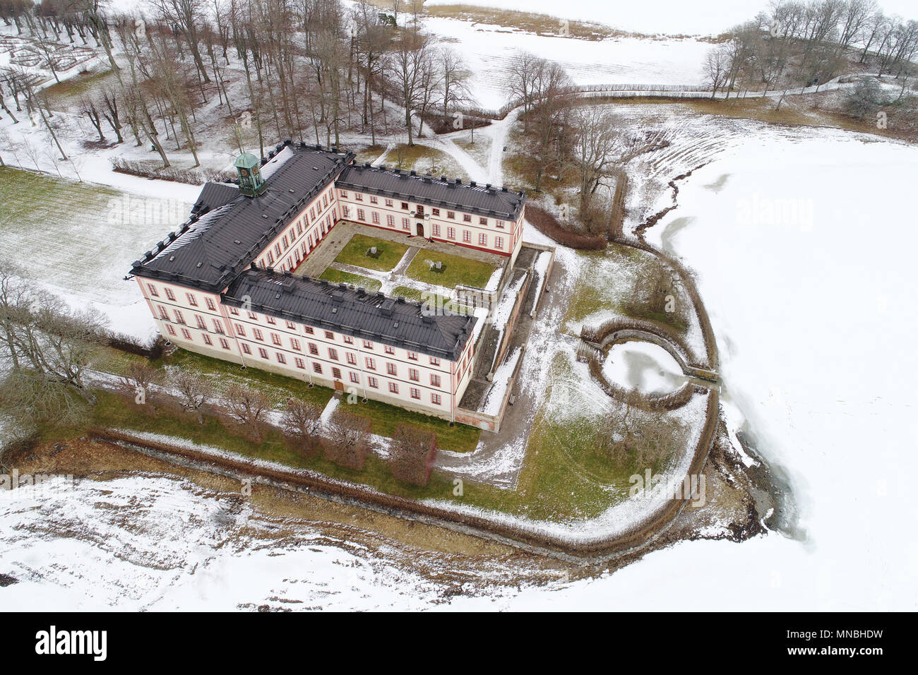 Vista aerea durante la stagione invernale del Palazzo di Tullgarn nella provincia svedese di Sodermanland. Foto Stock