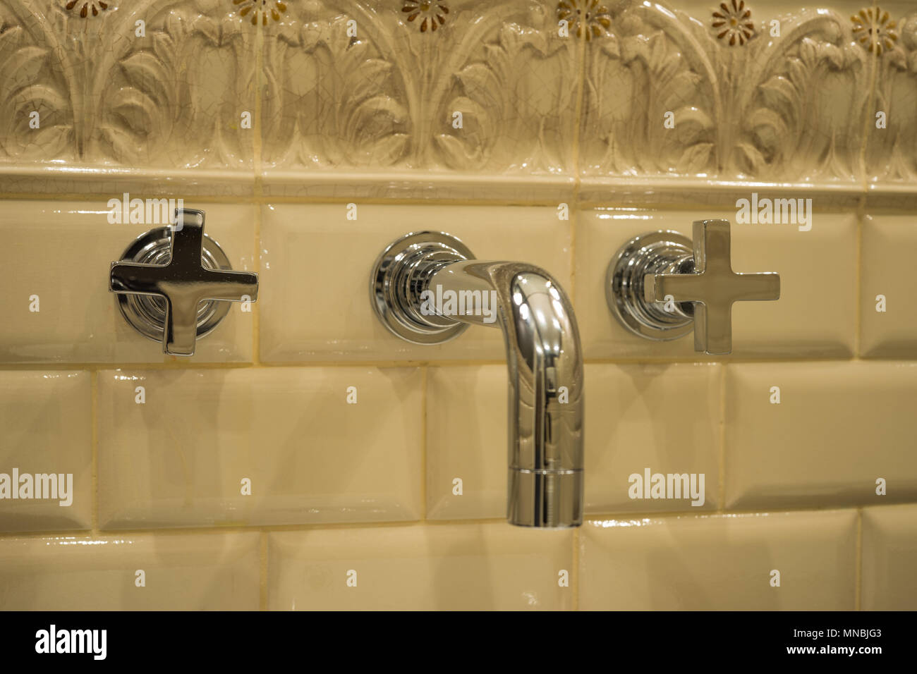Rubinetto di acqua in bagno in stile retrò Foto Stock