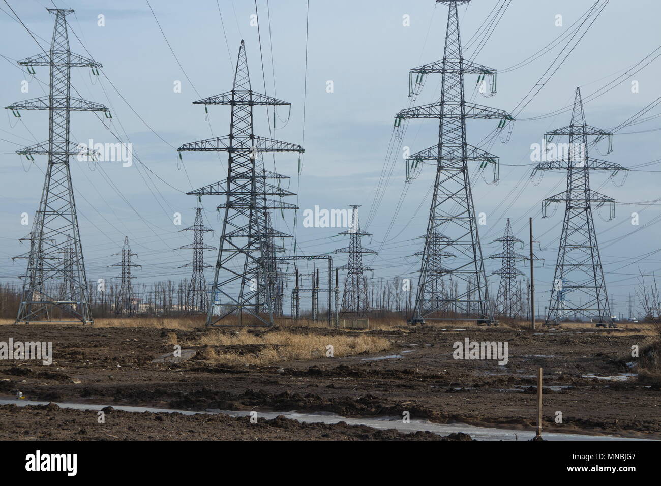 Palo in acciaio della linea di trasmissione ad alta tensione, alimentazione elettrica ferroviaria panorama Foto Stock