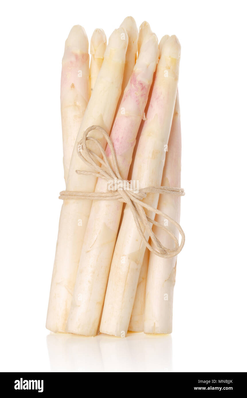 Bundle di prodotti freschi Asparagi bianchi germogli, in posizione eretta. Sbollentati sparrow erba. Coltivate di Asparagus officinalis. Vegetali di primavera con gambi spessi Foto Stock