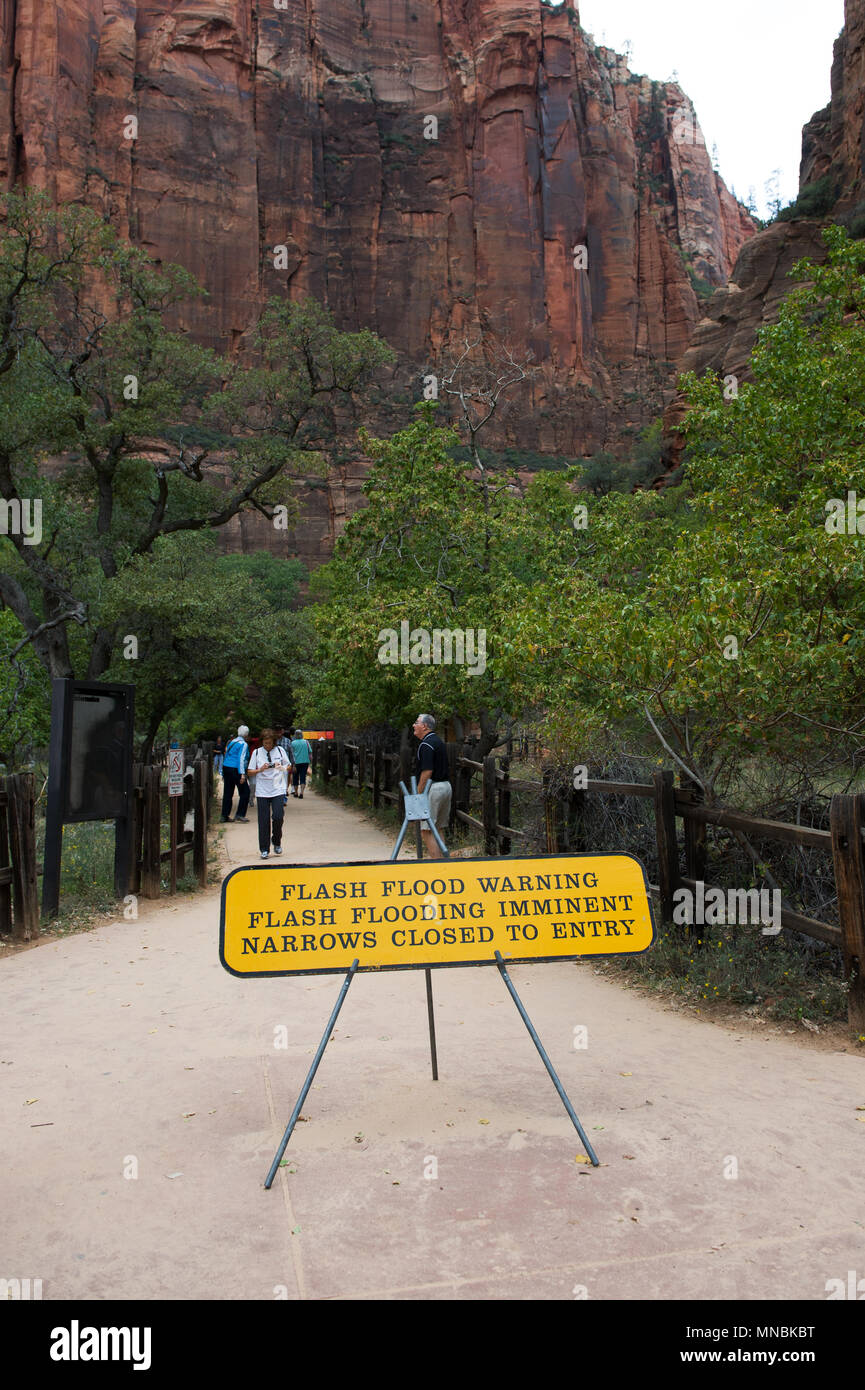 Allarme alluvione rapida segno, parco nazionale Zion, Utah, Stati Uniti d'America. Foto Stock