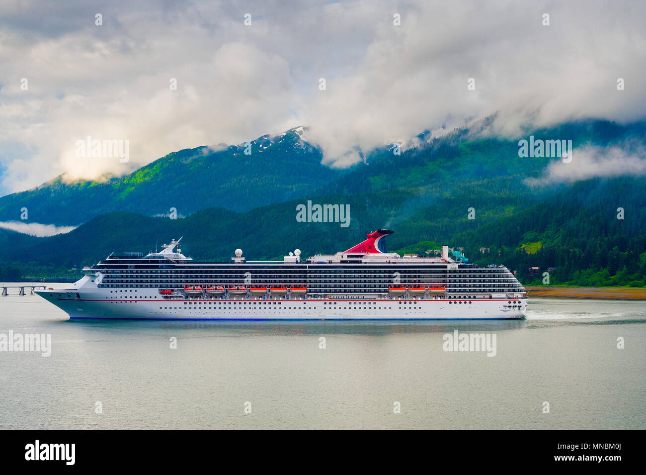 Juneau, Alaska, Stati Uniti d'America - 26 Giugno 2010: Carnevale spirito nave da crociera girando intorno al canale Gastineau di Juneau, in Alaska. Foto Stock