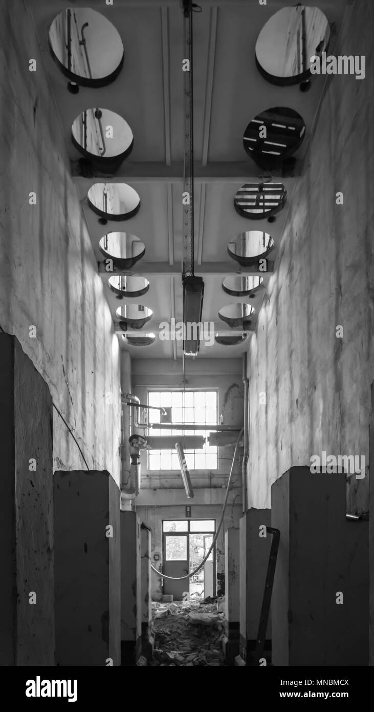 Un soffitto in un abbandonato edificio industriale Foto Stock