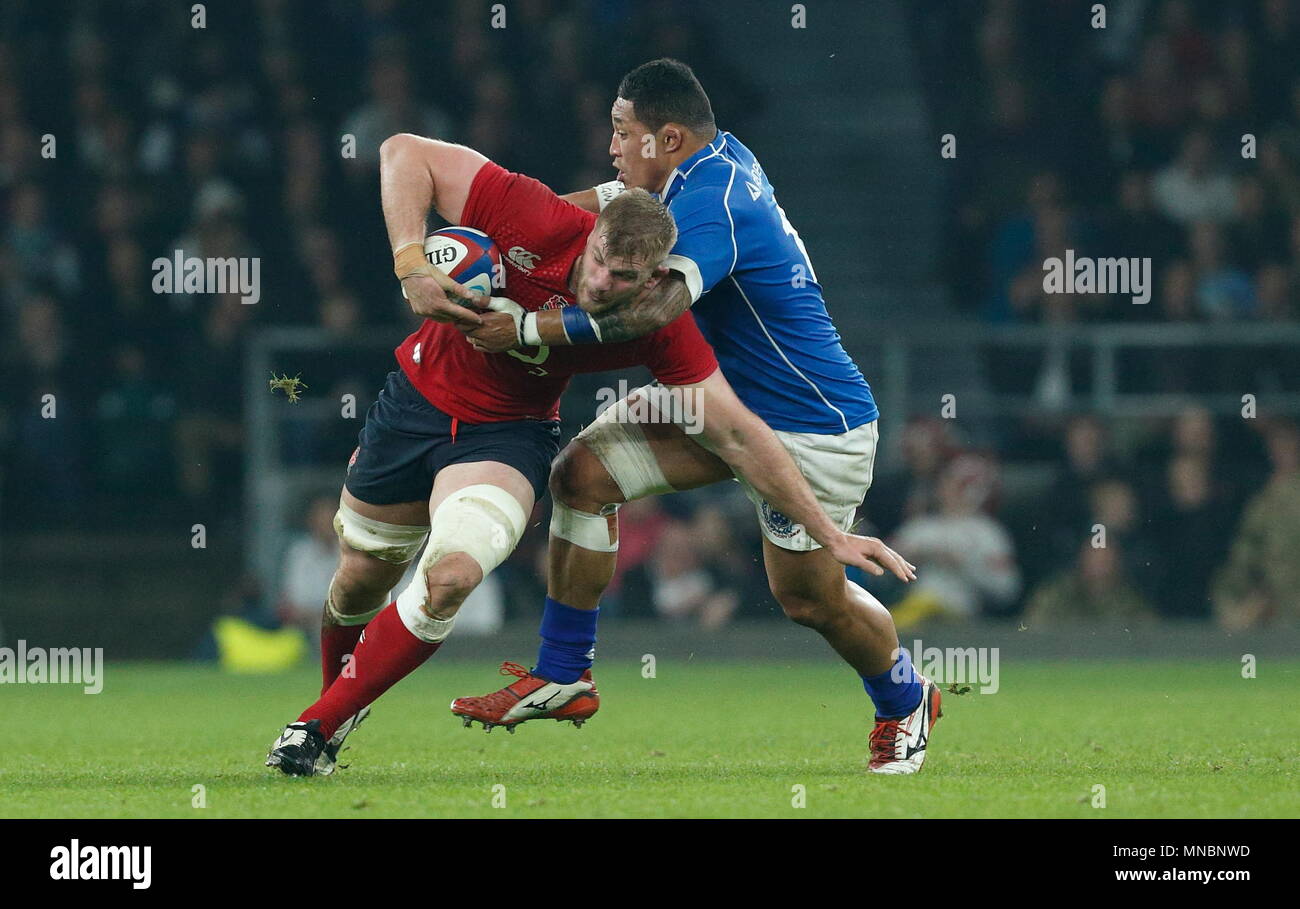 L'Inghilterra del George Kruis (serratura/Bancata posteriore) viene affrontato da Samoa David Lemi durante la QBE confronto internazionale tra Inghilterra e Samoa a Twickenham Stadium. Londra, Inghilterra. 22 Novembre 2014 Foto Stock