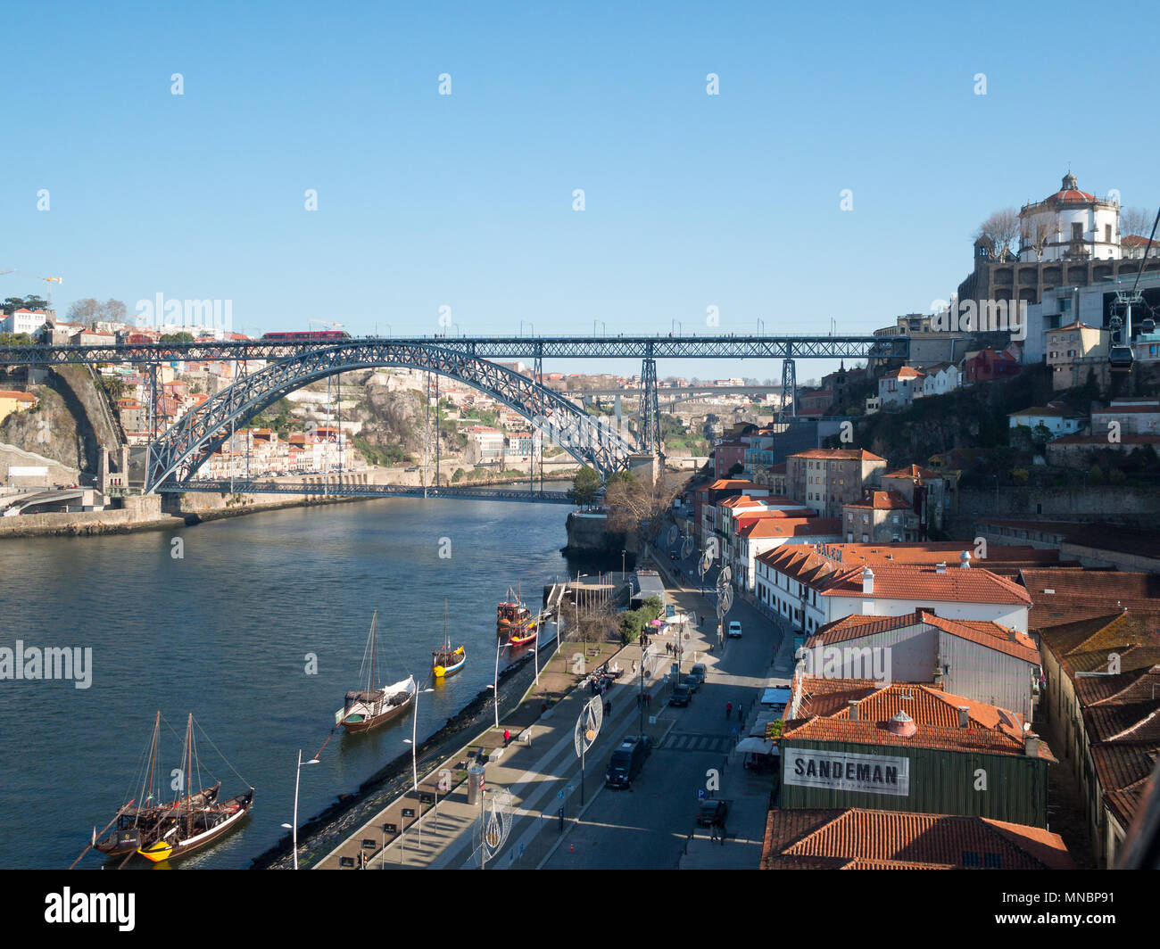 Dom Luis ponte tra la deposizione delle uova di Vila Nova de Gaia e Oporto oltre il fiume Douro Foto Stock