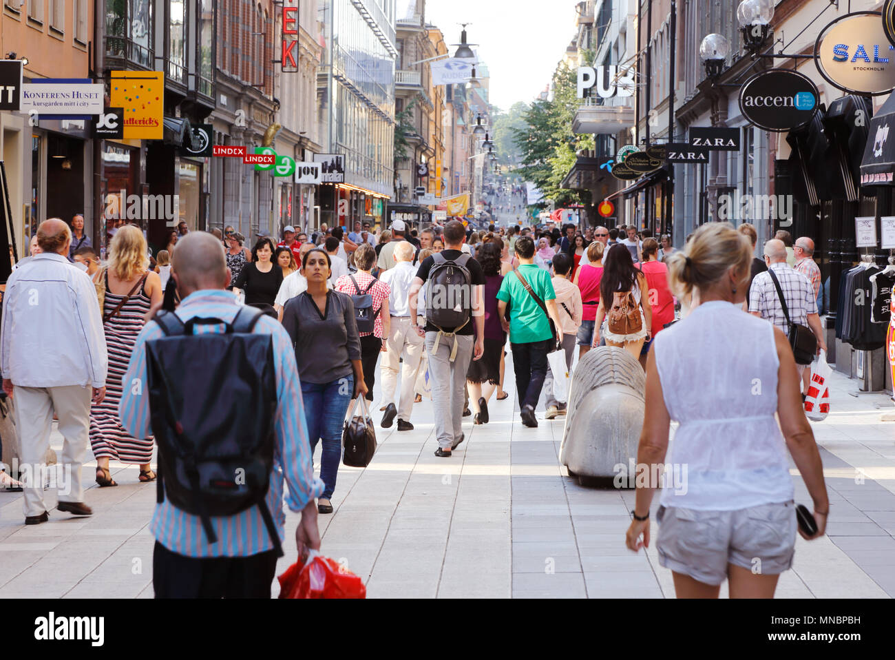 Stoccolma, Svezia - 4 Agosto 2014: gente che cammina sulla strada Drottninggatan nel centro di Stoccolma. Foto Stock