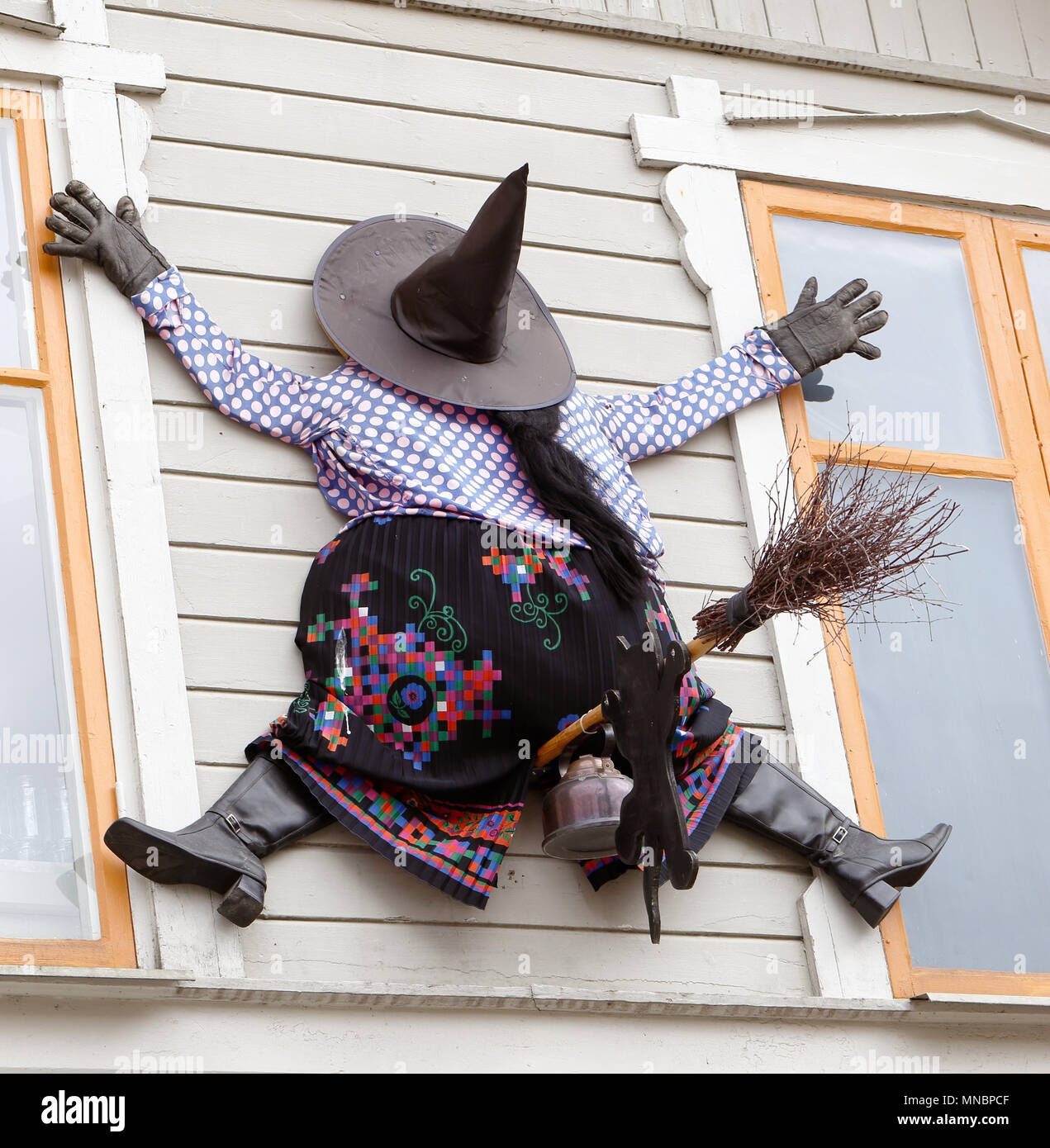 Trosa, Svezia - 5 Aprile 2015: una strega Pasqua ha si è schiantato in Cafe edifici Marsipangarden parete. Foto Stock
