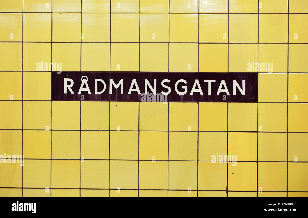 Stoccolma, Svezia - 30 Aprile 2014: La stazione della metropolitana di Radmansgatan e segno della piattaforma su piastrelle di colore giallo. Foto Stock