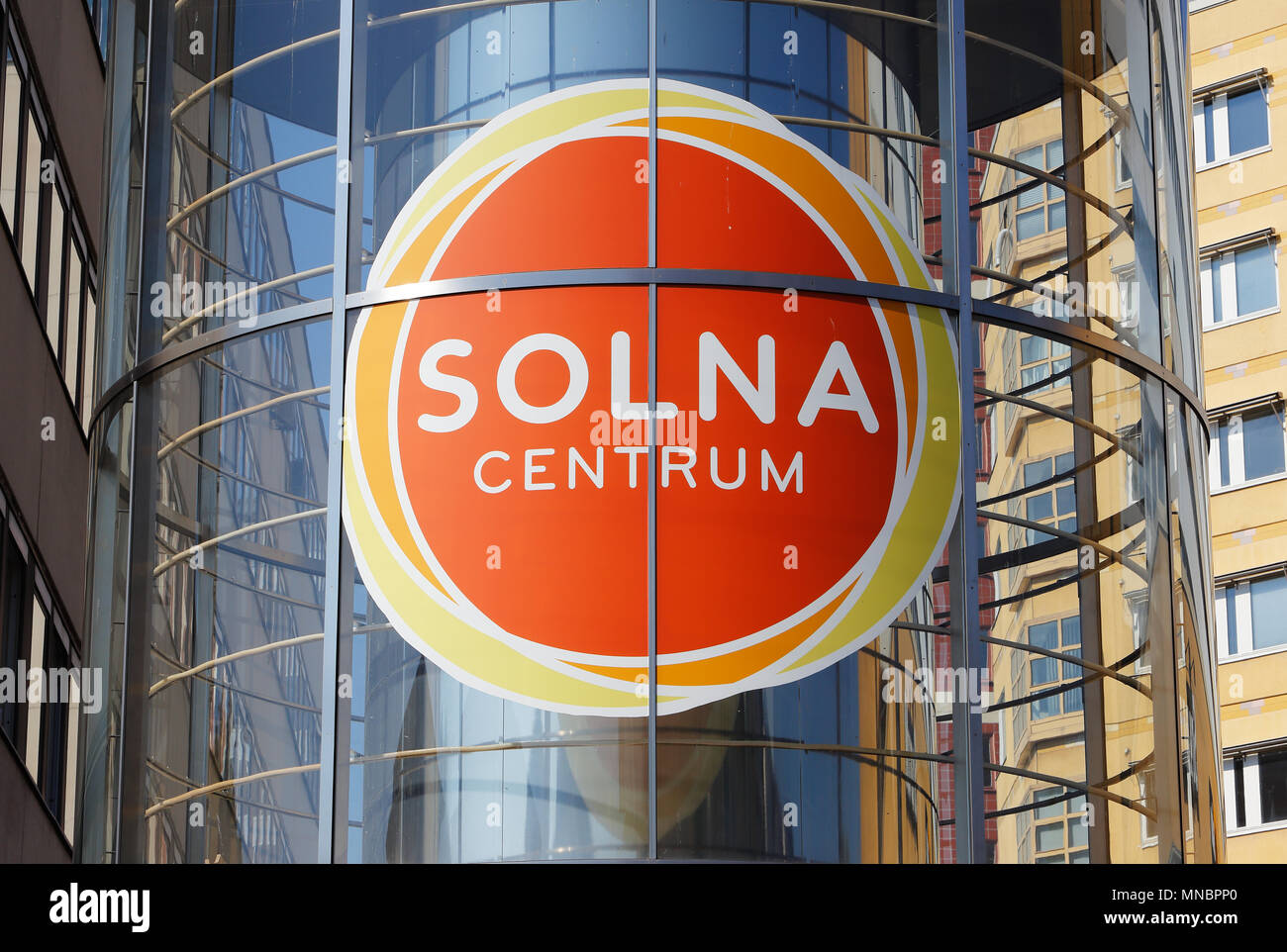 Solna, Svezia - 8 Luglio 2014: Close-up del segno sopra l ingresso del Solna shopping mall. Foto Stock