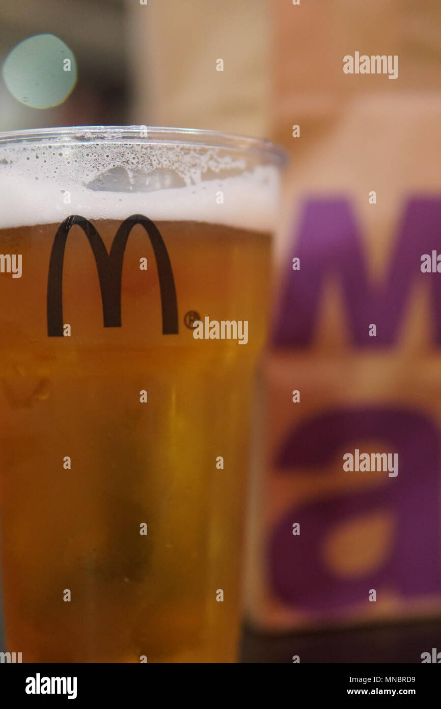 Una birra al McDonalds Foto Stock