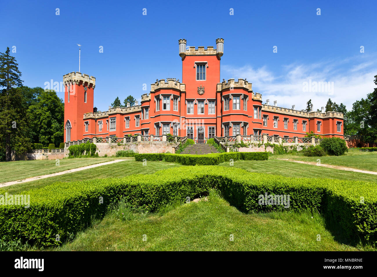 Neogotický windsorský zámek Hrádek u Nechanic, Královéhradecký kraj, Česká republika / neo-gotico del castello di Windsor, Hradec Kralove Foto Stock