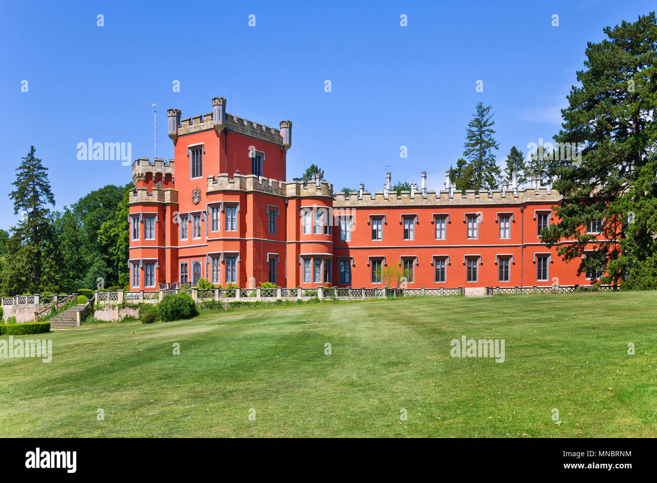 Neogotický windsorský zámek Hrádek u Nechanic, Královéhradecký kraj, Česká republika / neo-gotico del castello di Windsor, Hradec Kralove Foto Stock