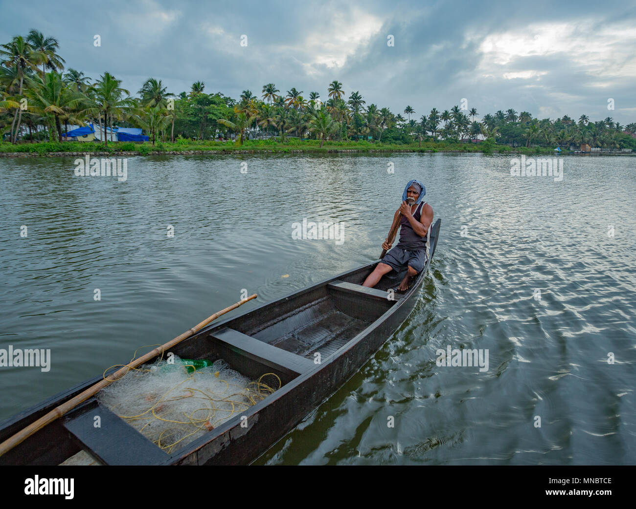 Fisherman remare la barca - a Cherai backwaters (Kerala) Foto Stock