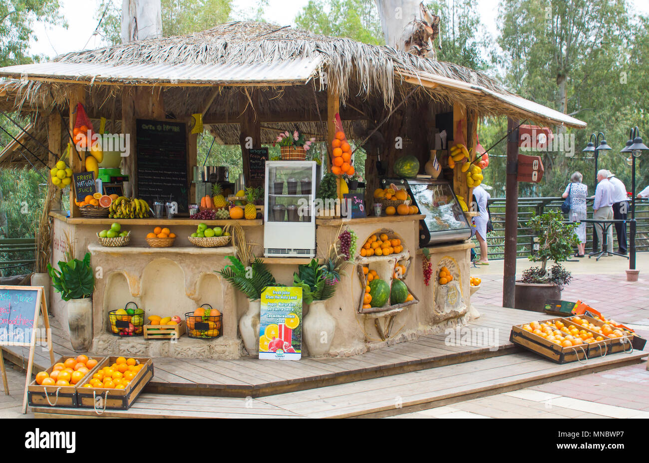 Un outdoor bar di frutta spremuta di vendita o pressato di frutta e bevande vegetali a Yardenit Centro battesimale sul Fiume Giordano in Israele Foto Stock