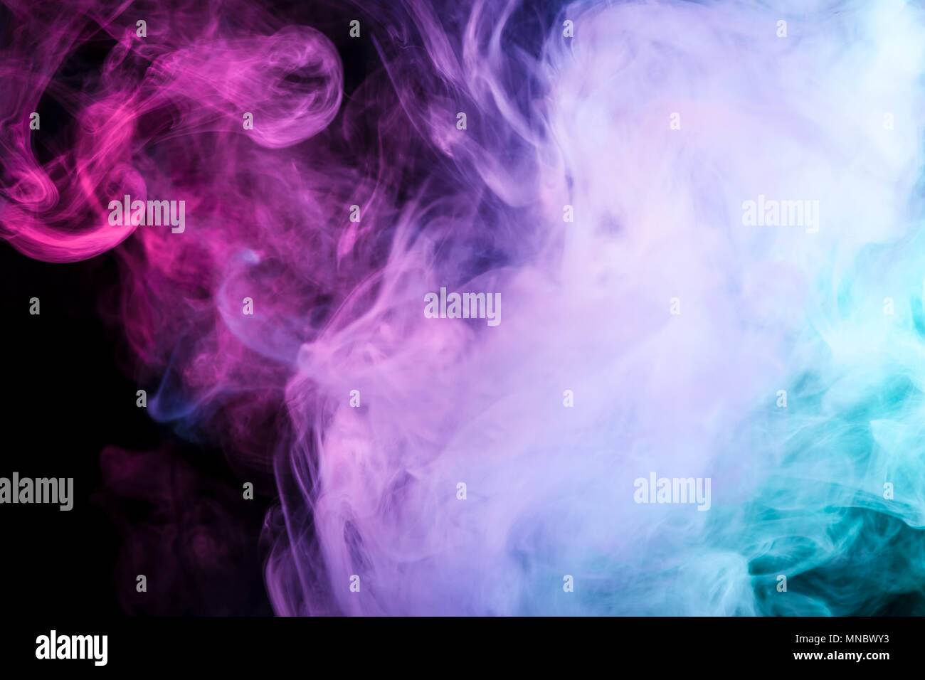 Rosso, rosa e fumo blu su sfondo nero Foto Stock