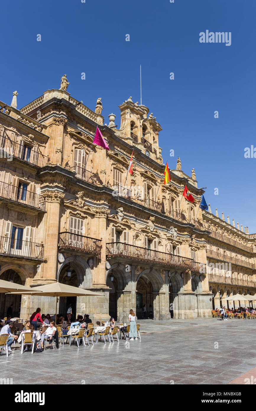 Persone mangiare e bere sulla piazza principale di Salamanca, Spagna Foto Stock