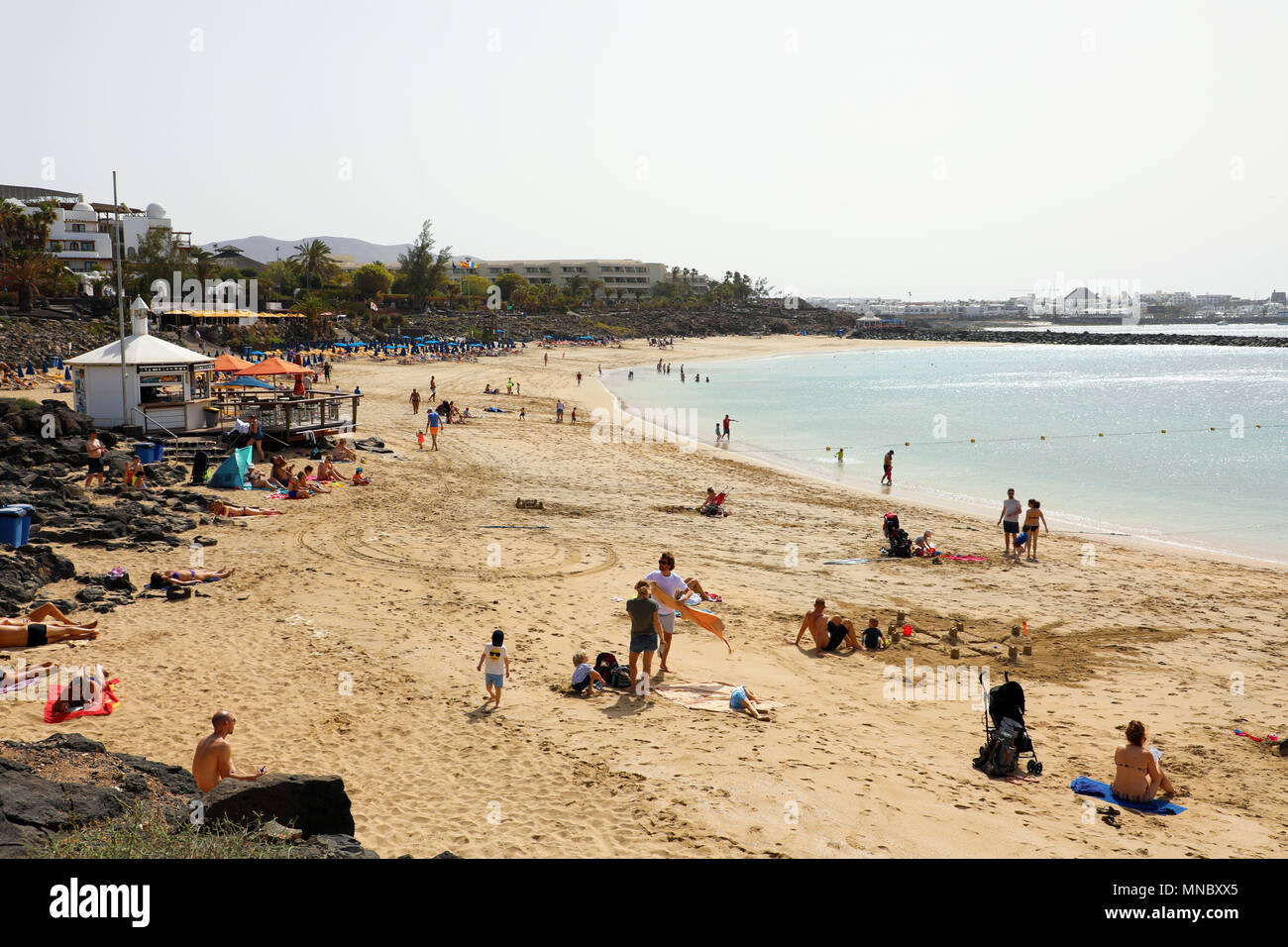 LANZAROTE, Spagna: 18 Aprile 2018: la splendida vista di Playa Dorada Beach con i bagnanti sulla sabbia, Lanzarote, Isole Canarie Foto Stock