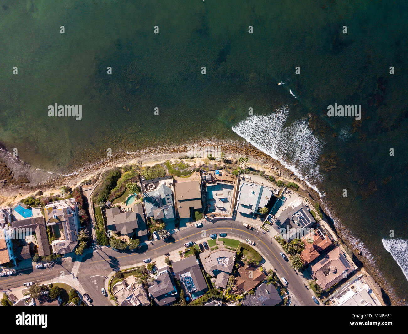 Vista aerea del mare turchese e case sulla spiaggia in California Foto Stock