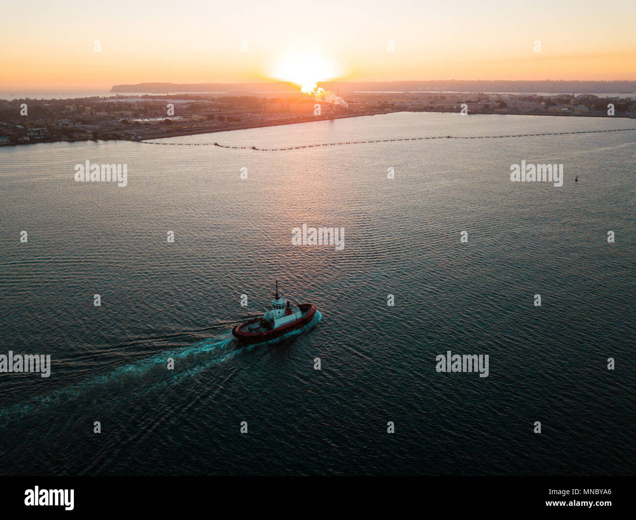 Foto aerea di un piccolo rimorchiatore vela in San Diego Bay area al tramonto Foto Stock
