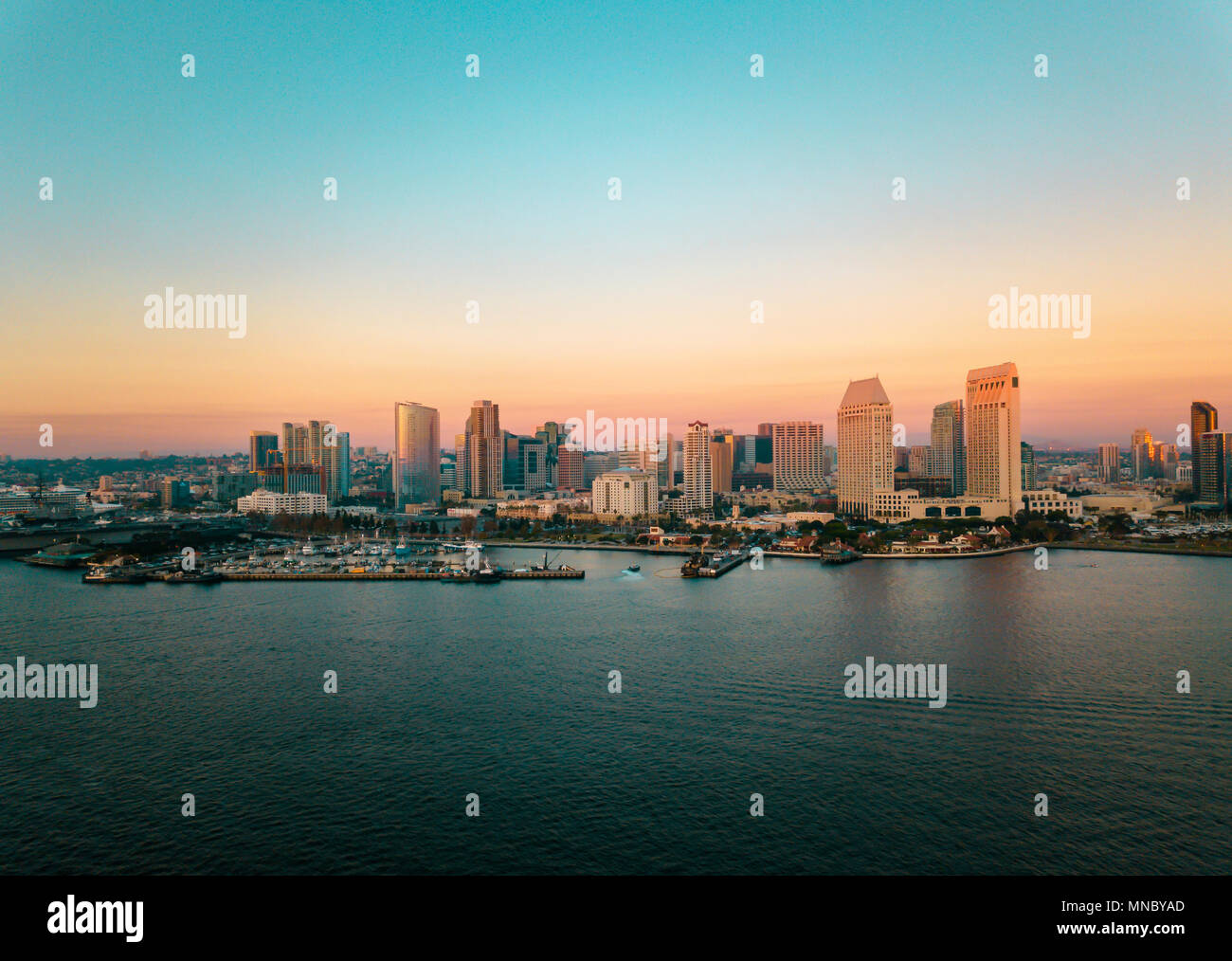 San Diego Bay area paesaggio urbano con edifici alti e l'oceano al tramonto Foto Stock