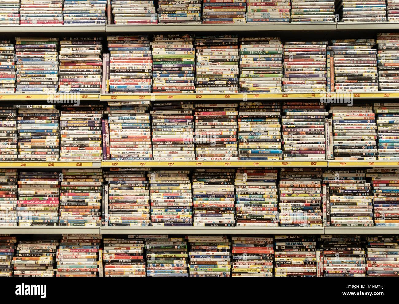 I DVD impilati su piani di appoggio in convertitori di cassa pawnbrokers. Regno Unito Foto Stock