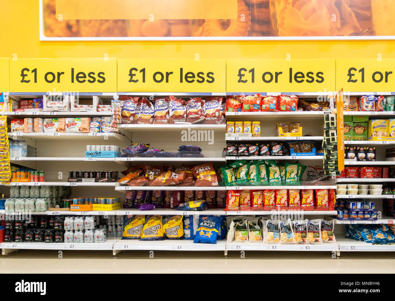 £ 1 o meno corsia nel supermercato Tesco. Regno Unito Foto Stock