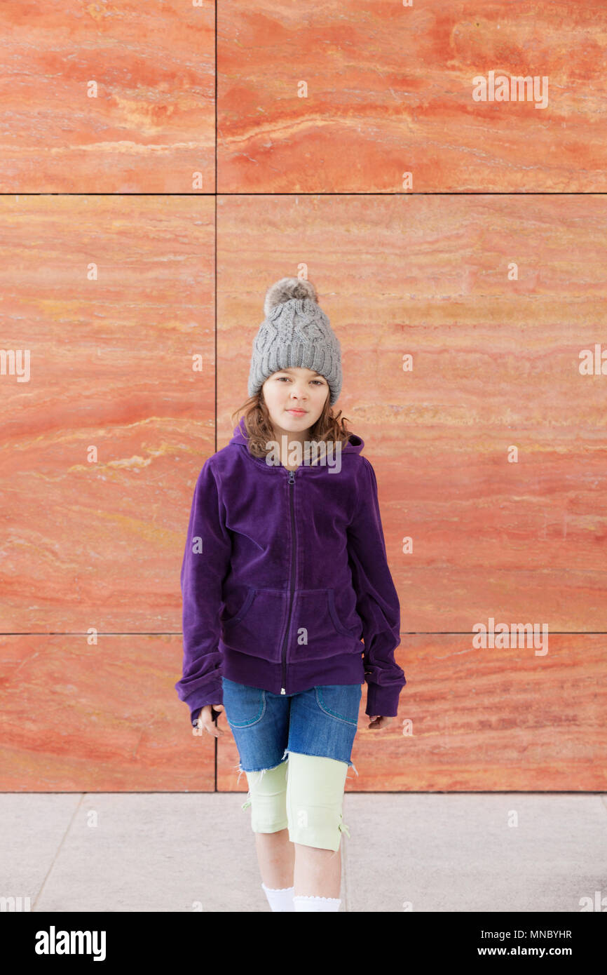 Ritratto di un informale bambina con cappello di lana, all'aperto Foto Stock
