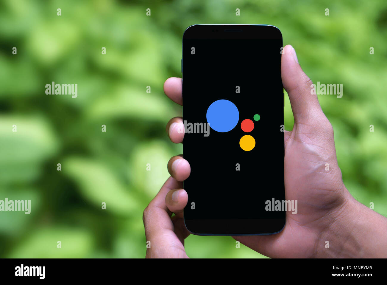 Giovane uomo di Controllo assistente di google Foto Stock