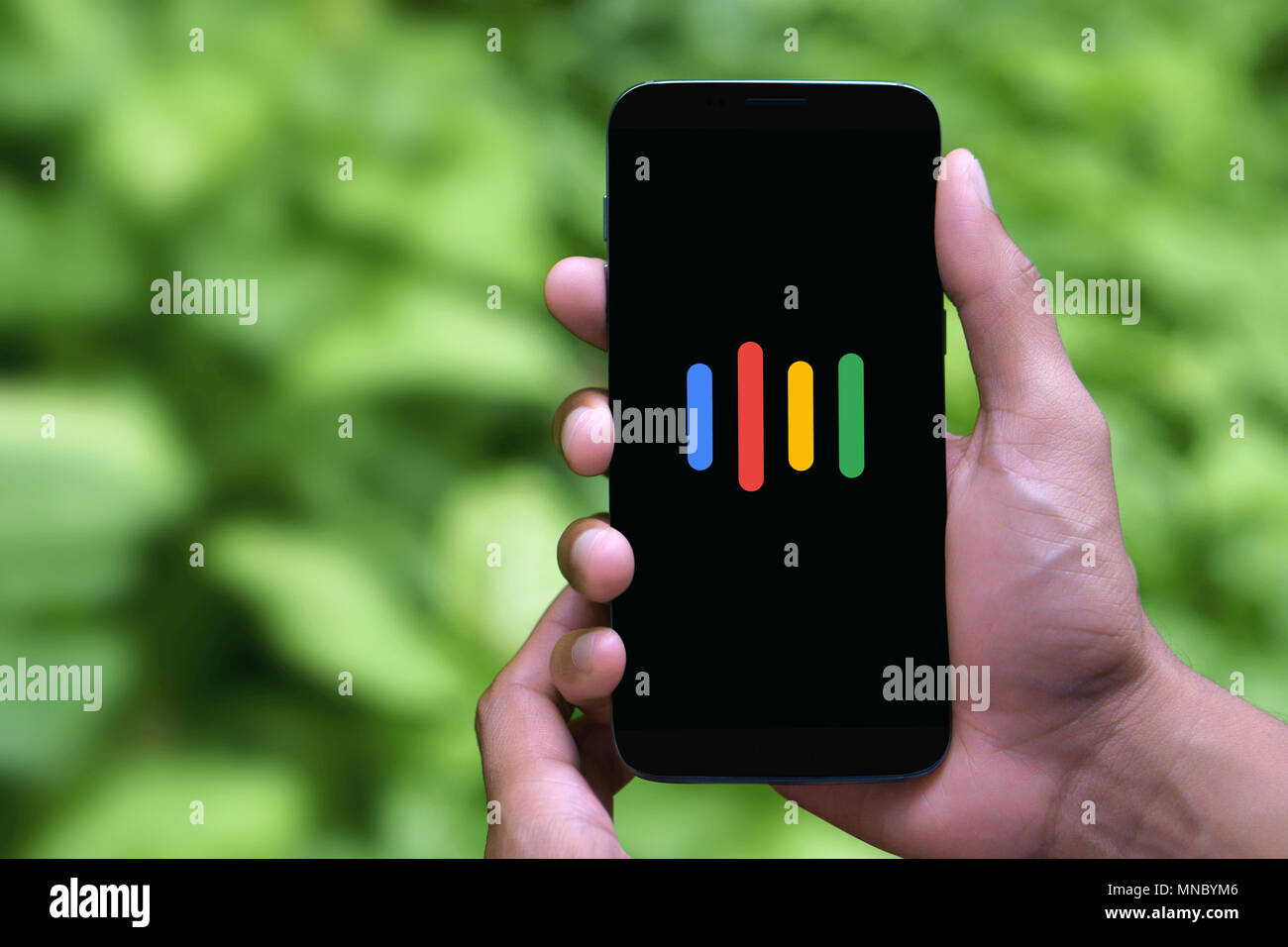 Giovane uomo di Controllo assistente di google Foto Stock