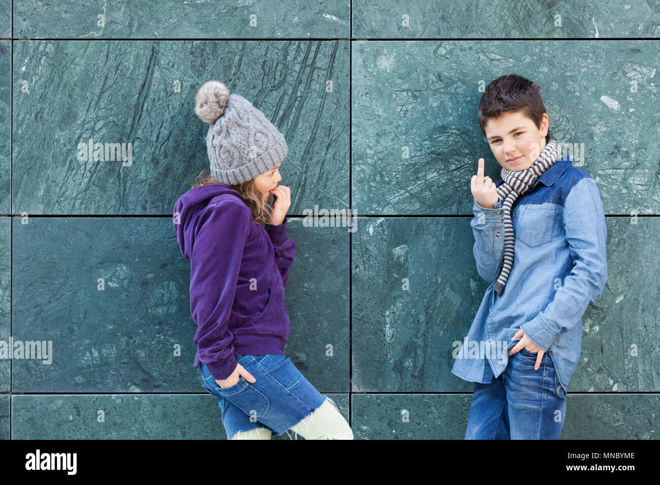 Ritratto di due ragazzi alla moda, all'aperto Foto Stock