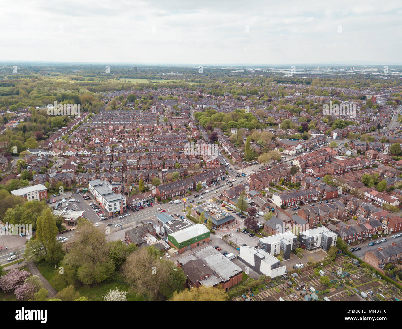 Case aeree britanniche residenziale Inghilterra Drone sopra Visualizza Summer Blue Sky Agente immobiliare Foto Stock