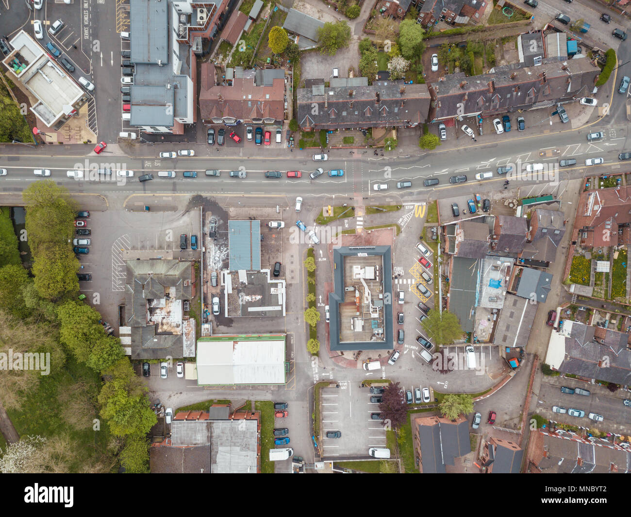 Case aeree britanniche residenziale Inghilterra Drone sopra Visualizza Summer Blue Sky Agente immobiliare Foto Stock