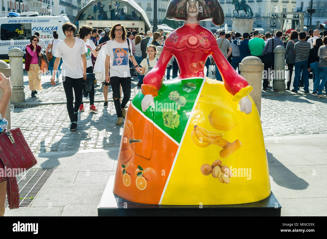 Un modello di Menina vista in Puerta del Sol, città di Madrid, Spagna Foto Stock