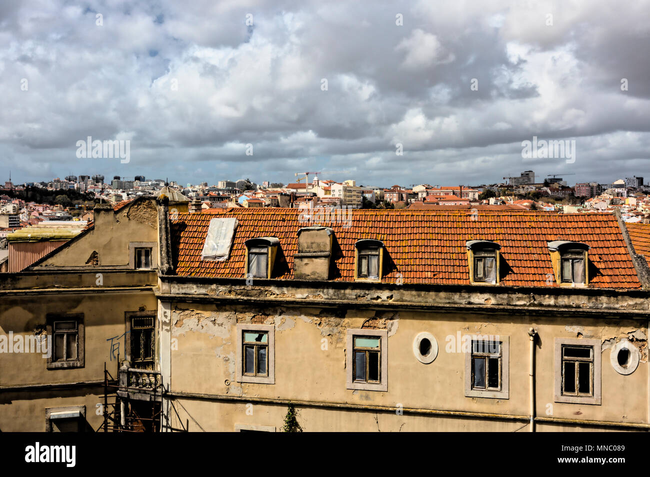 Edificio fatiscente nella zona di Alfama di Lisbona Foto Stock