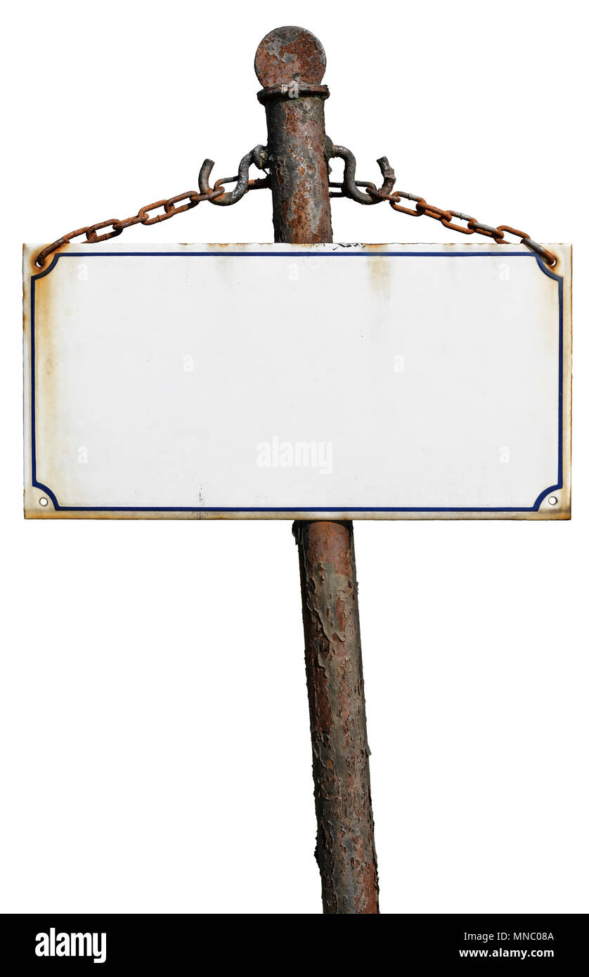 Il vecchio segno di metallo appeso sul palo arrugginito. Isolato su sfondo bianco Foto Stock