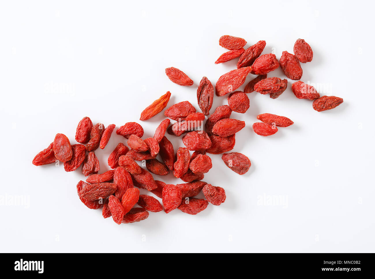 Manciata di goji bacche su sfondo bianco Foto Stock
