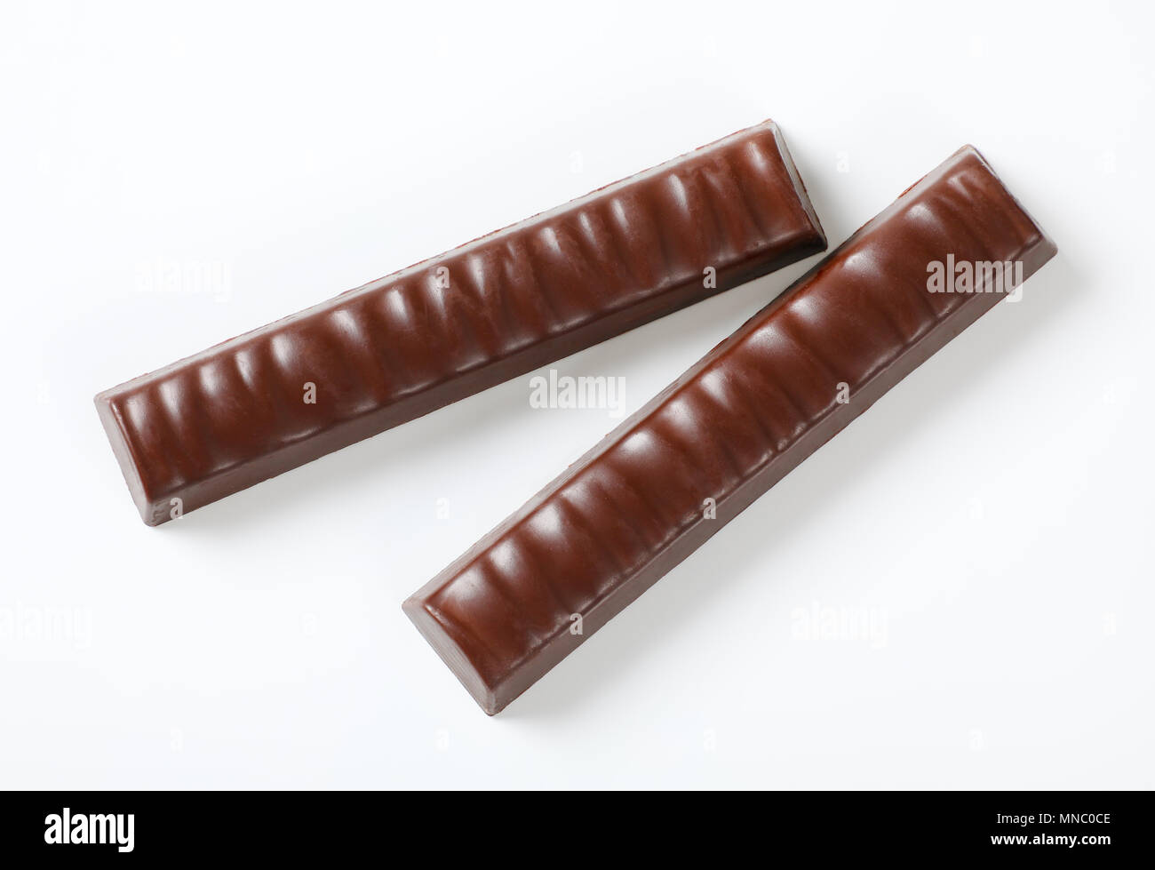 Due scorporato bastoncini di cioccolato con ripieno su sfondo bianco Foto Stock