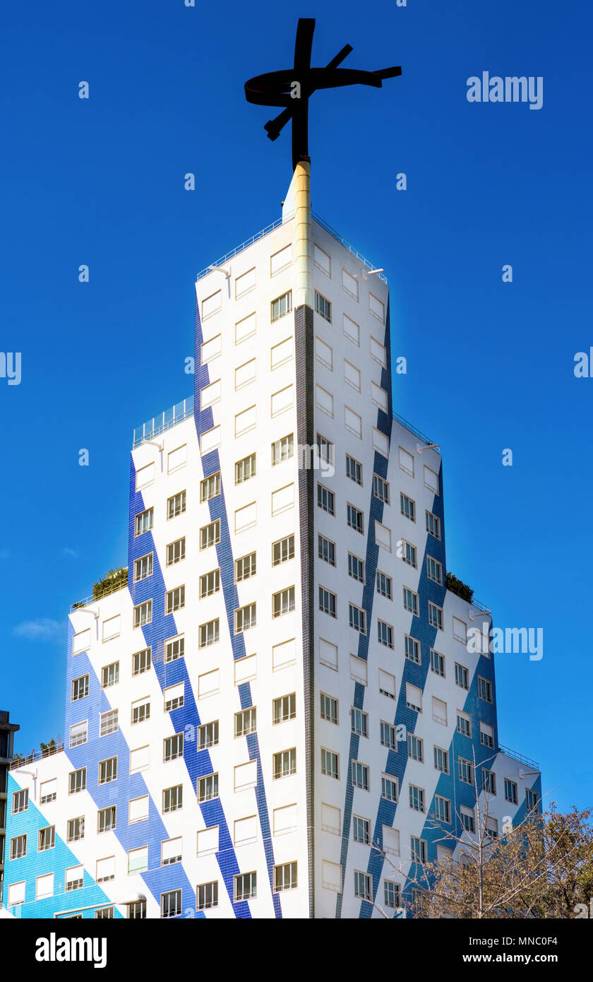 In scena modernista blocco di appartamenti a Lisbona il sobborgo nord Foto Stock